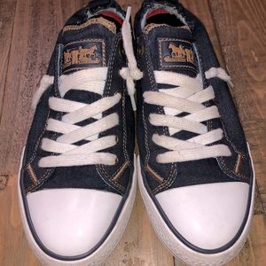 Women’s 8 Levi’s sneakers